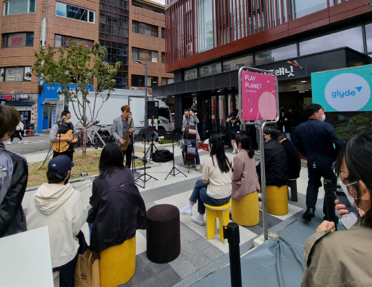 KT&G 상상플래닛 앞에서 플레이 플래닛 공연이 진행되는 모습. <KT&G 제공>